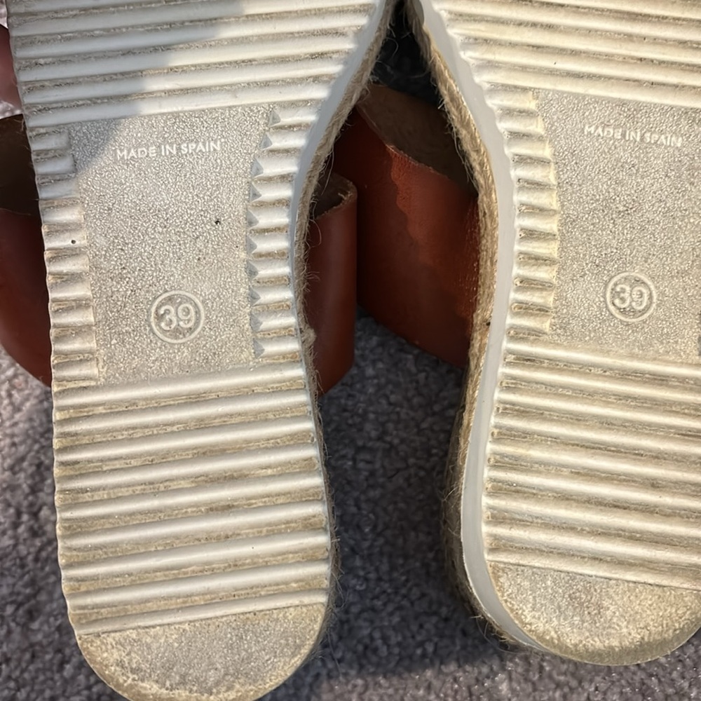 Bertuchi Sandals - Picture 2 of 3